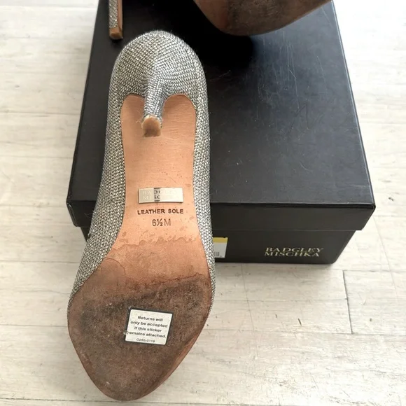 BADGLEY MISCHKA Jossie heels size US 6.5 silver metallic/tan & leather inside - Picture 8 of 15